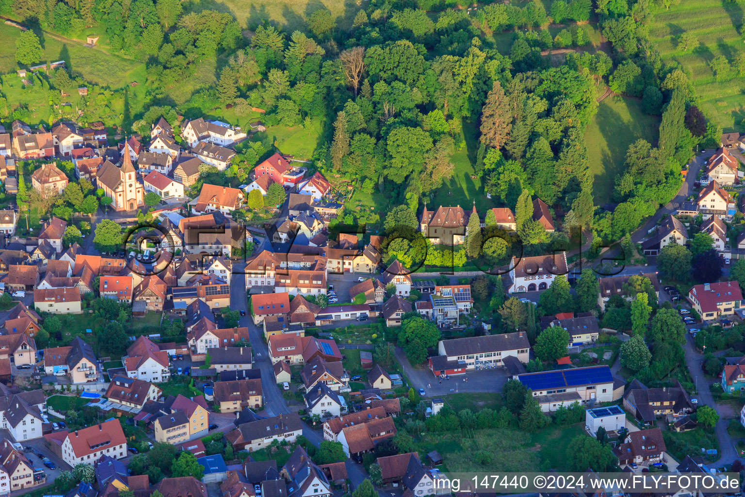 Vue aérienne de Vue du village viticole avec le château et le parc du château depuis l'ouest à le quartier Heimbach in Teningen dans le département Bade-Wurtemberg, Allemagne