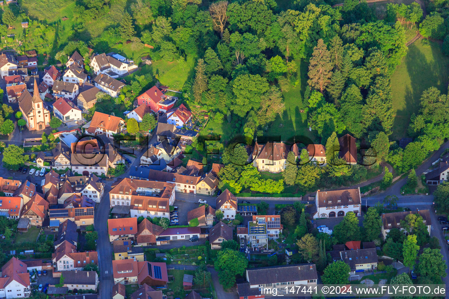 Vue aérienne de Vue du village viticole avec le château et le parc du château depuis l'ouest à le quartier Heimbach in Teningen dans le département Bade-Wurtemberg, Allemagne