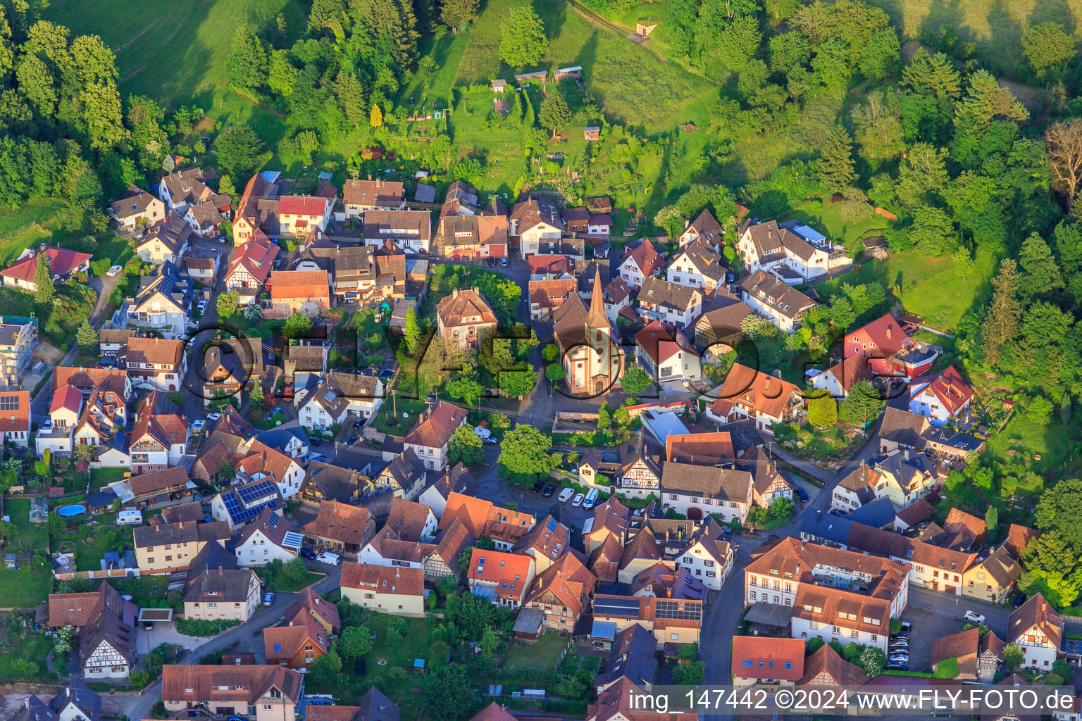 Vue aérienne de Vue du village viticole avec l'église Saint-Gall depuis l'ouest à le quartier Heimbach in Teningen dans le département Bade-Wurtemberg, Allemagne
