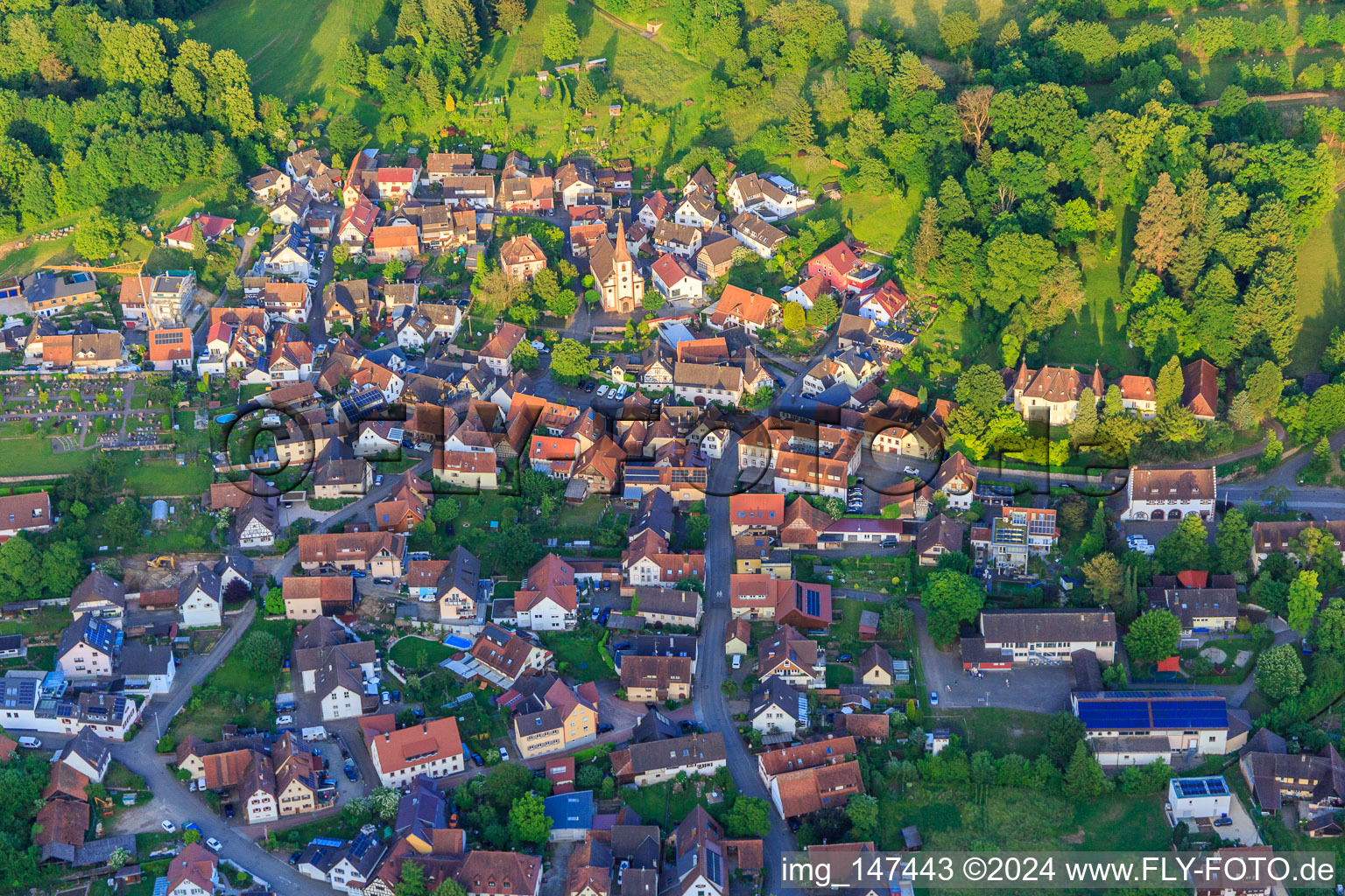 Vue aérienne de Vue de la ville viticole depuis l'ouest à le quartier Heimbach in Teningen dans le département Bade-Wurtemberg, Allemagne