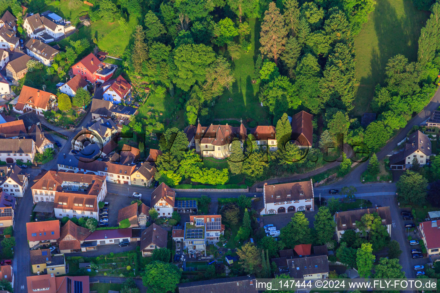 Photographie aérienne de Vue du village viticole avec le château et le parc du château depuis l'ouest à le quartier Heimbach in Teningen dans le département Bade-Wurtemberg, Allemagne