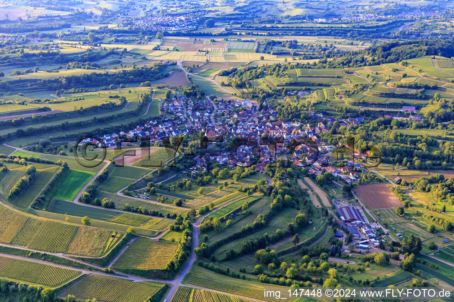 Vue aérienne de Vue du village viticole depuis le nord-est à Malterdingen dans le département Bade-Wurtemberg, Allemagne