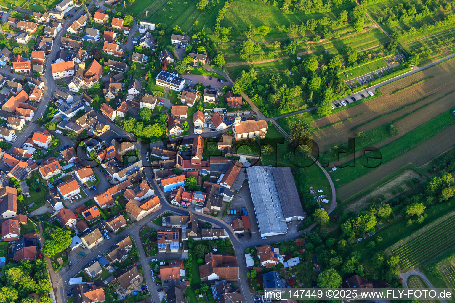 Vue aérienne de Vue du village avec Abdeckfuchs24 GmbH et l'église Saint-Sébastien à le quartier Bombach in Kenzingen dans le département Bade-Wurtemberg, Allemagne