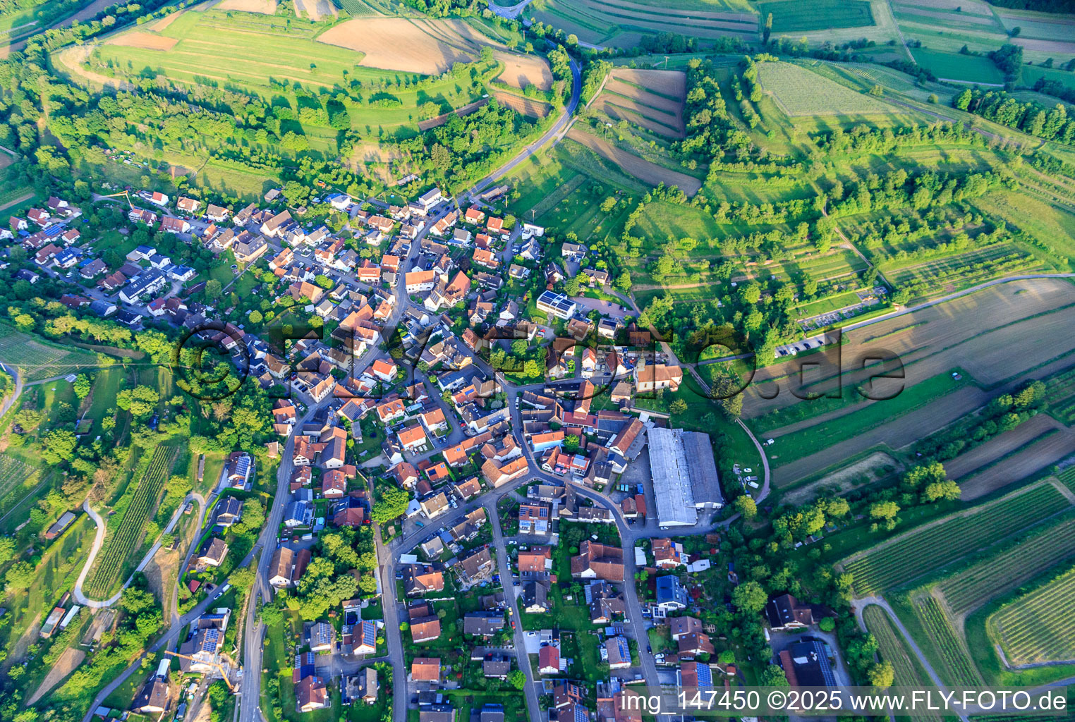 Vue aérienne de Vue du village avec Abdeckfuchs24 GmbH et l'église Saint-Sébastien à le quartier Bombach in Kenzingen dans le département Bade-Wurtemberg, Allemagne