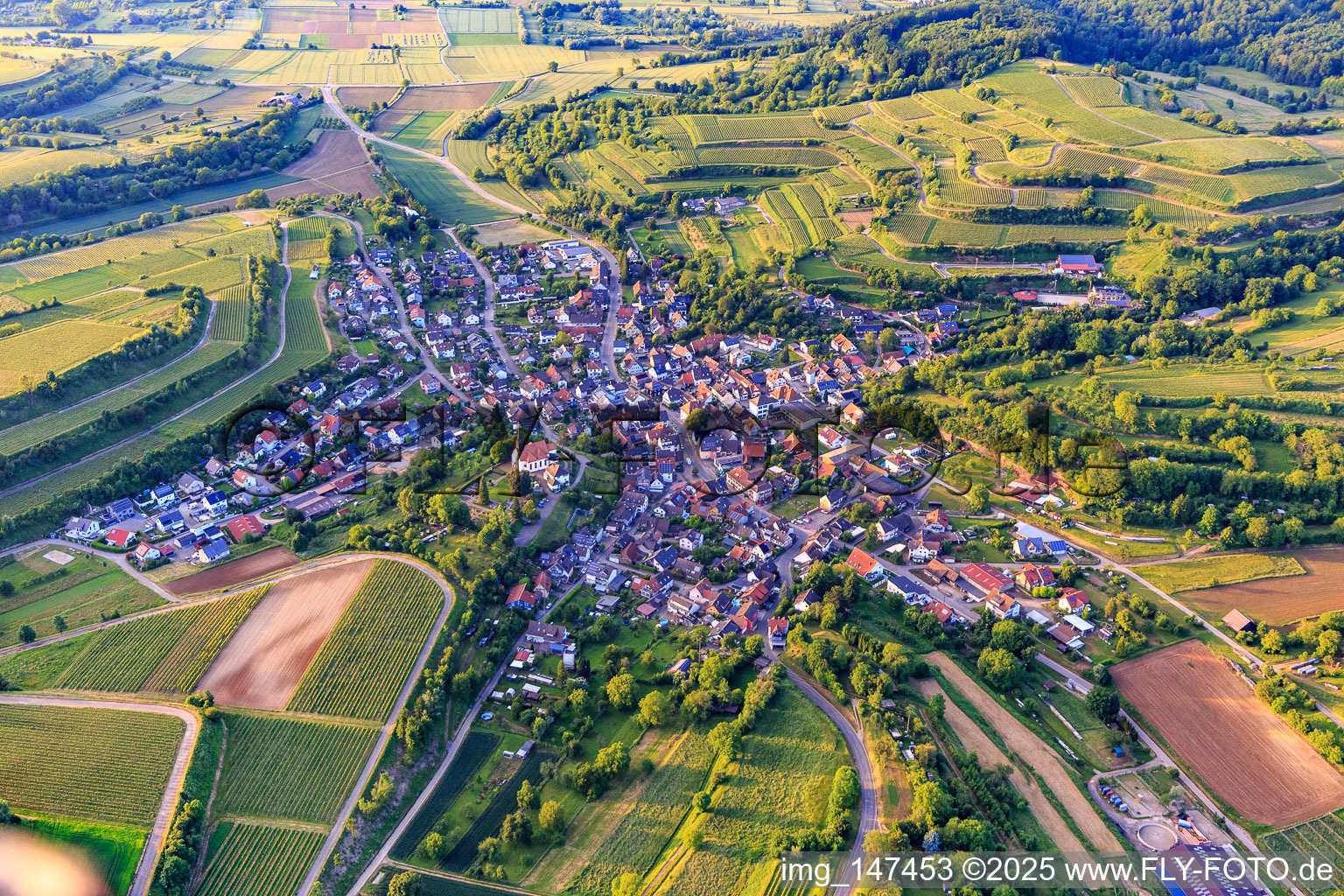 Vue aérienne de Vue du village viticole depuis le sud à le quartier Bombach in Kenzingen dans le département Bade-Wurtemberg, Allemagne