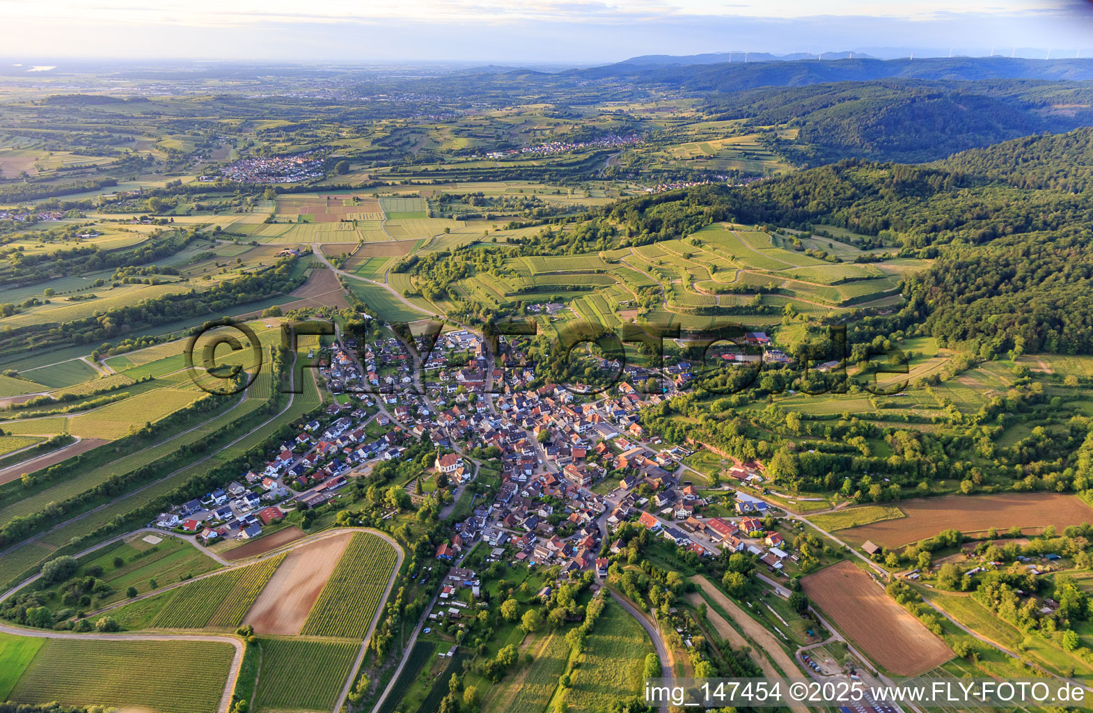 Vue aérienne de Vue du village viticole depuis le sud à le quartier Bombach in Kenzingen dans le département Bade-Wurtemberg, Allemagne