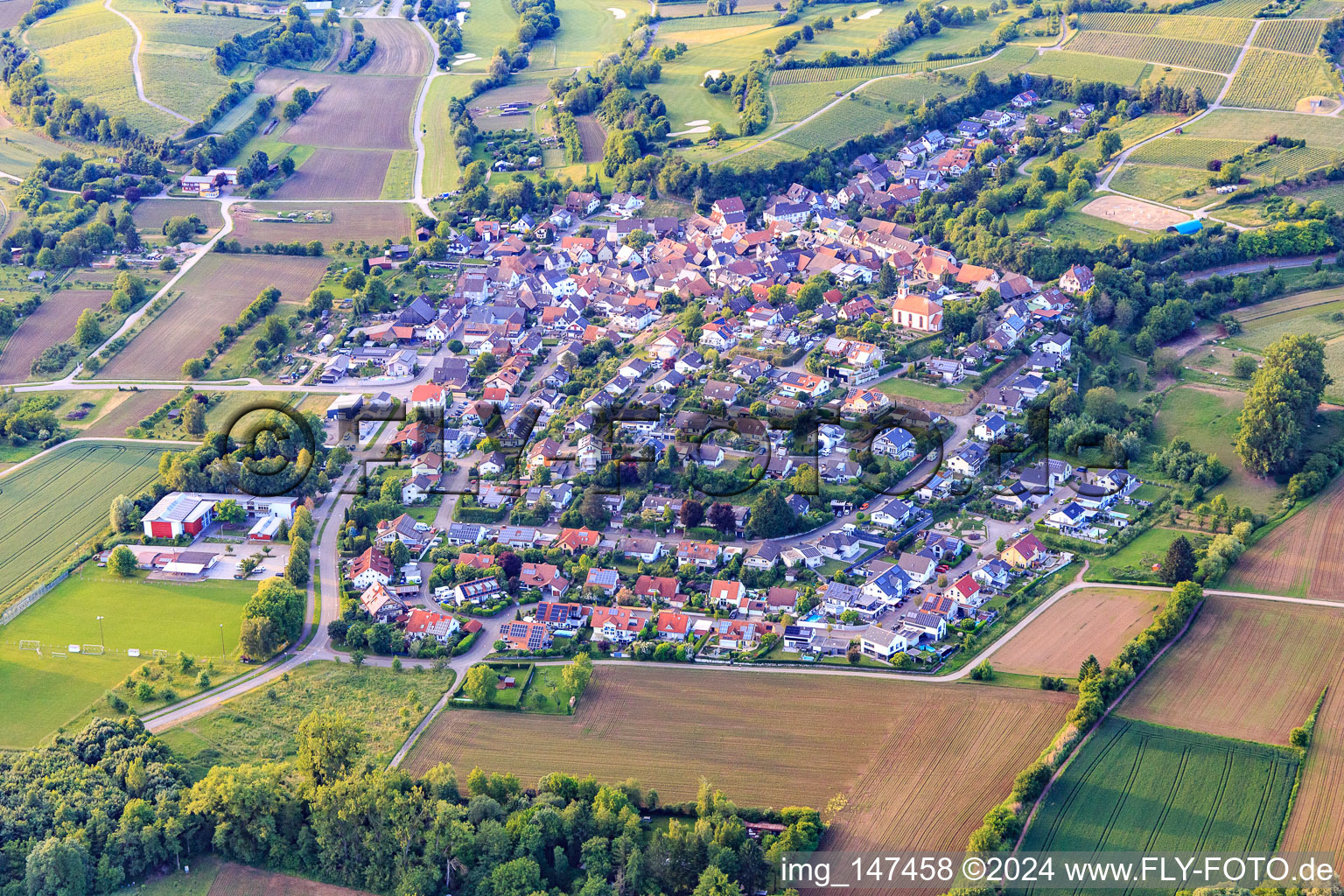 Vue aérienne de Vue du village viticole depuis le sud-est à le quartier Tutschfelden in Herbolzheim dans le département Bade-Wurtemberg, Allemagne