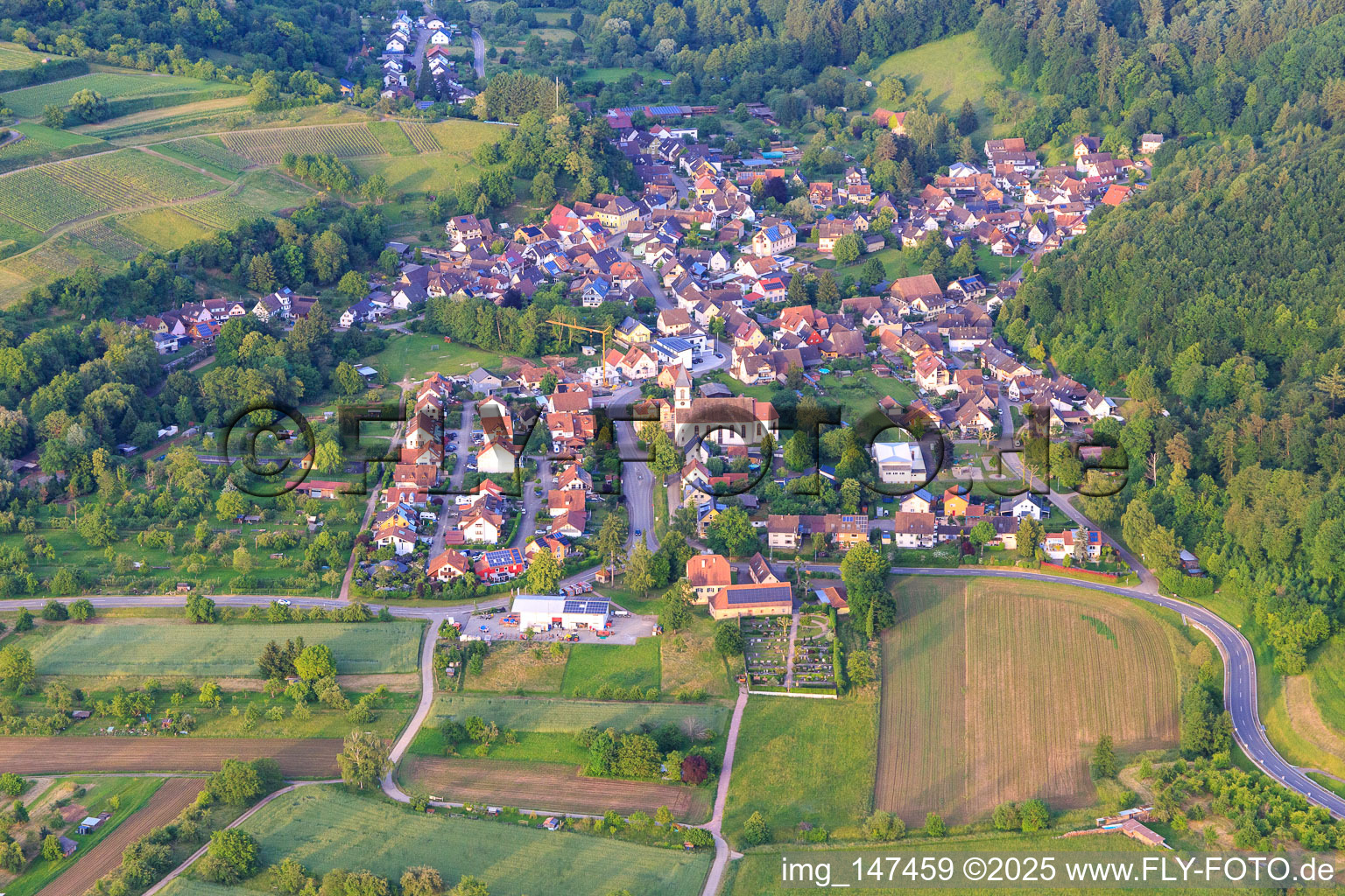 Vue aérienne de Vue du village viticole depuis l'ouest avec l'église Saint-Hilaire à le quartier Bleichheim in Herbolzheim dans le département Bade-Wurtemberg, Allemagne