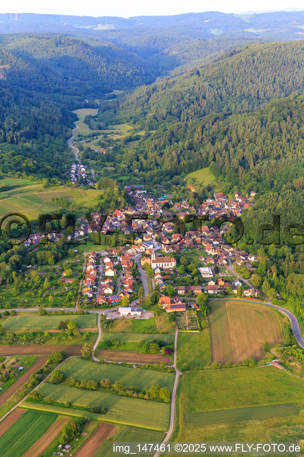 Vue aérienne de Vue du village viticole du Bleichtal depuis l'ouest avec l'église Saint-Hilaire à le quartier Bleichheim in Herbolzheim dans le département Bade-Wurtemberg, Allemagne