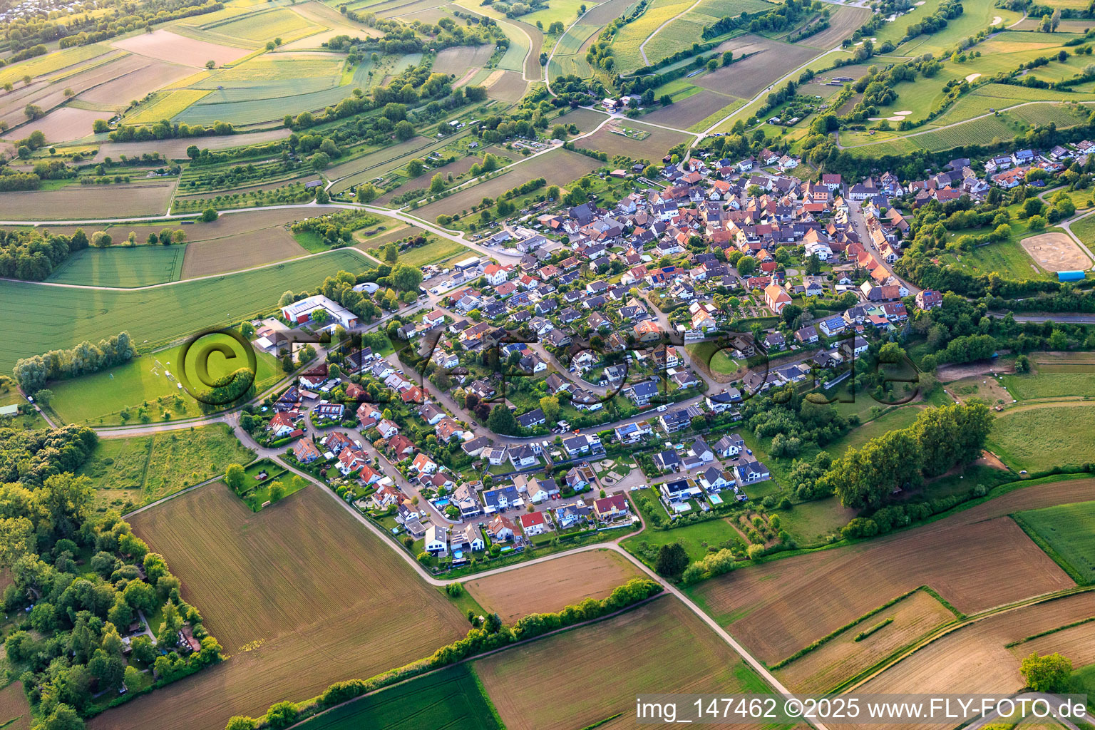 Vue aérienne de Vue du village viticole depuis le sud-est à le quartier Tutschfelden in Herbolzheim dans le département Bade-Wurtemberg, Allemagne