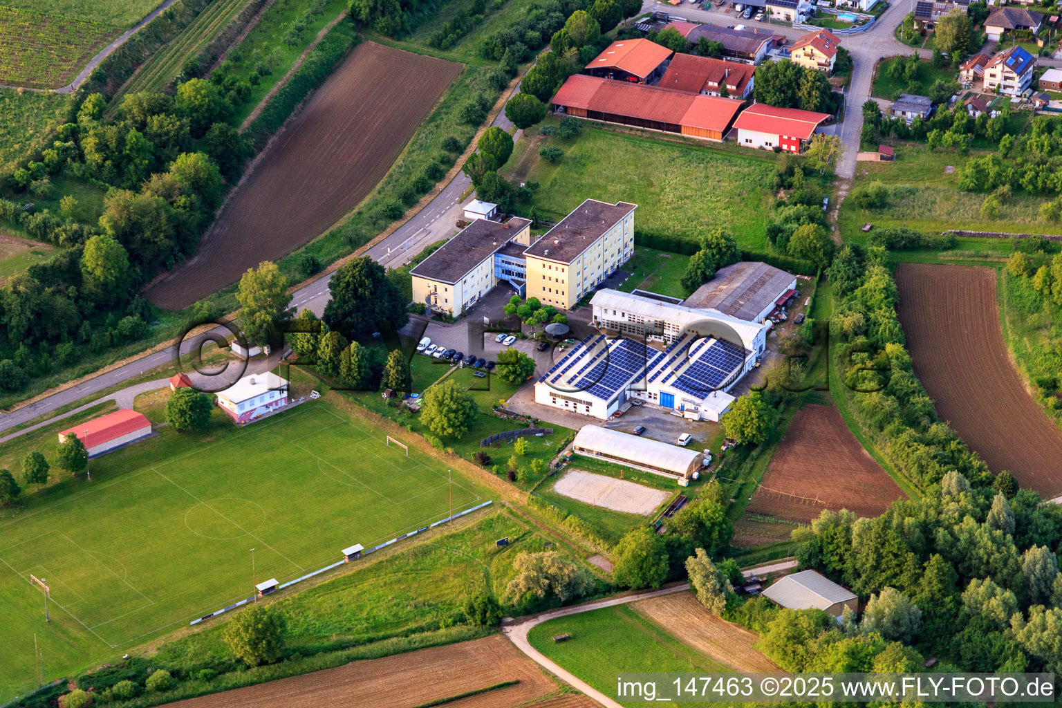 Vue aérienne de Gunther Schmidt métallurgie et construction métallique, clinique de réadaptation et terrain de sport de SV Broggingen à le quartier Broggingen in Herbolzheim dans le département Bade-Wurtemberg, Allemagne