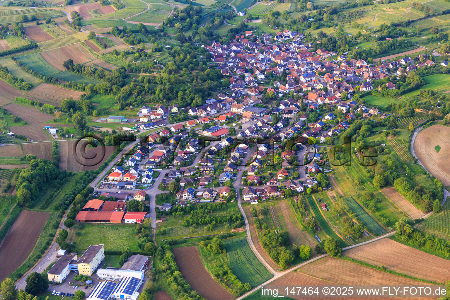 Vue aérienne de Aperçu local avec clinique de réadaptation à le quartier Broggingen in Herbolzheim dans le département Bade-Wurtemberg, Allemagne