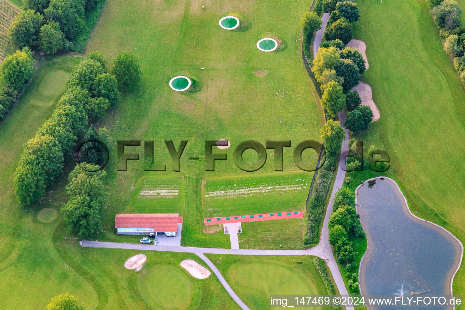 Vue aérienne de Un swing gagnant au drive-range au club de golf Europa-Park Breisgau à le quartier Tutschfelden in Herbolzheim dans le département Bade-Wurtemberg, Allemagne