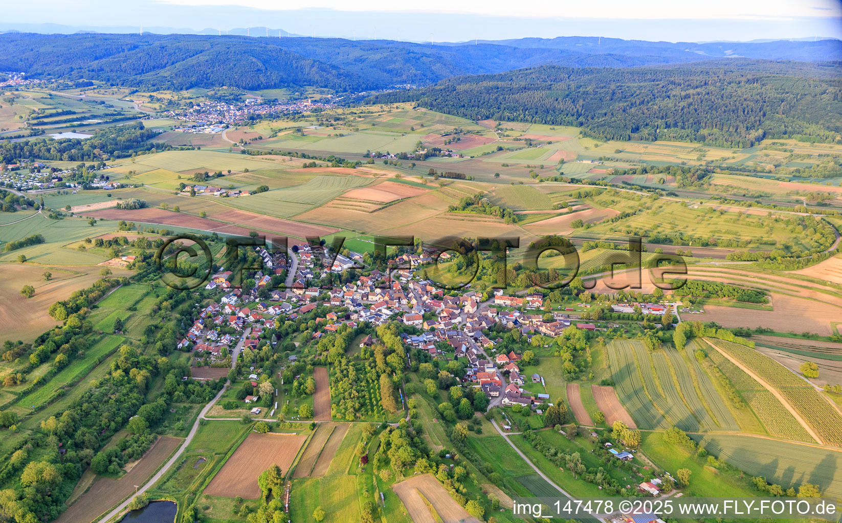 Vue aérienne de Vue du village depuis l'ouest à le quartier Ettenheimweiler in Ettenheim dans le département Bade-Wurtemberg, Allemagne