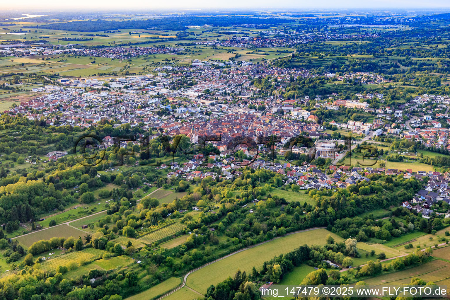 Vue aérienne de Vue de la ville depuis le sud-est à Ettenheim dans le département Bade-Wurtemberg, Allemagne