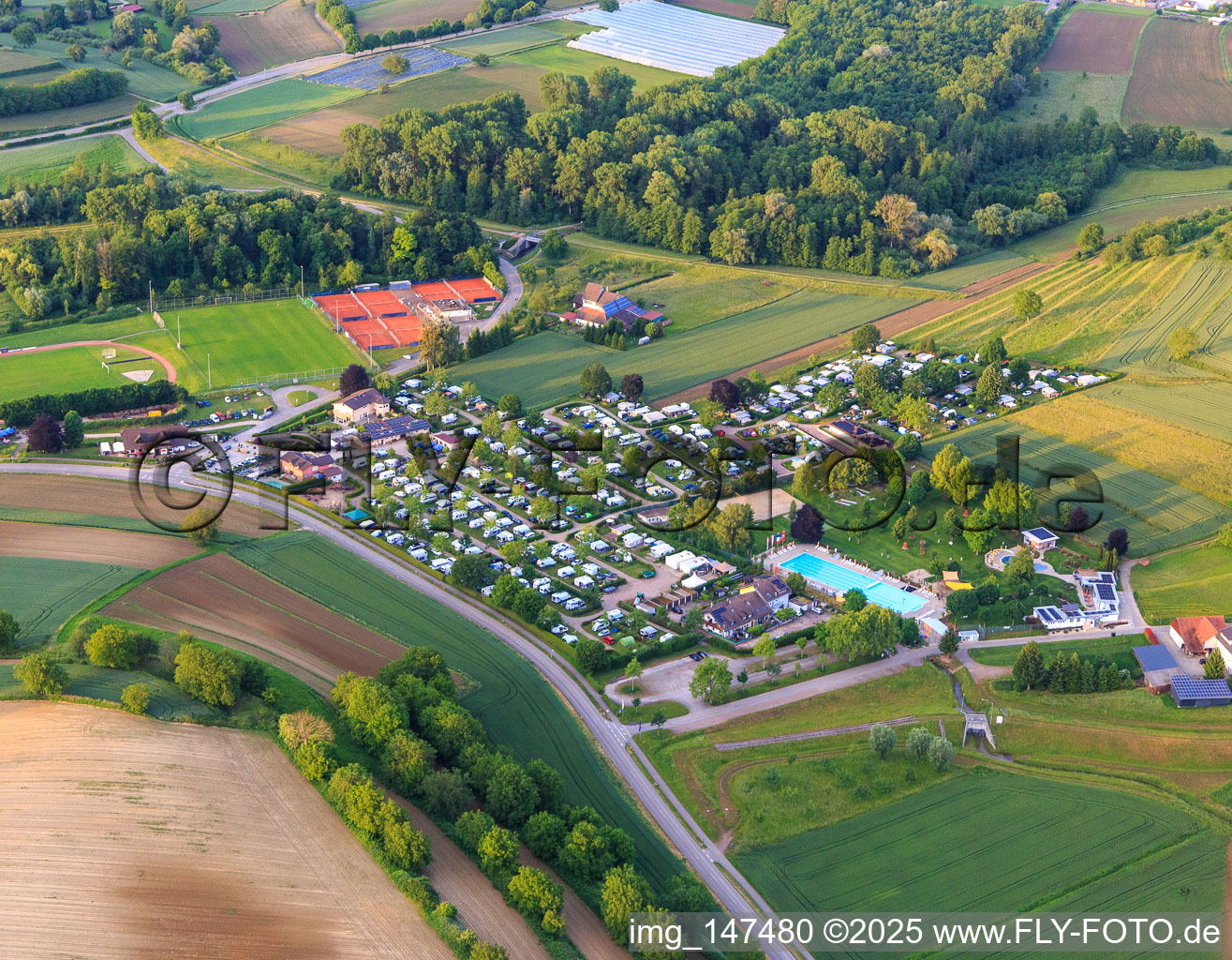 Vue aérienne de Campingpark Oase à la piscine extérieure et au club de tennis Carl-Hermann-Jäger Ettenheim eV à Ettenheim dans le département Bade-Wurtemberg, Allemagne