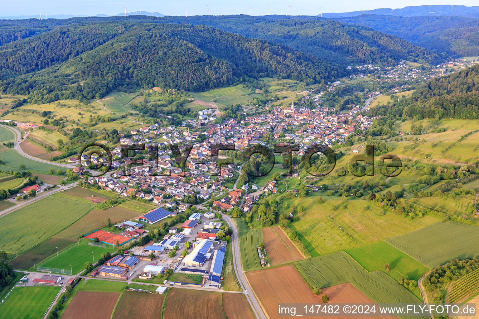Vue aérienne de Vue du village d'Ettenbachtal depuis l'ouest à le quartier Münchweier in Ettenheim dans le département Bade-Wurtemberg, Allemagne