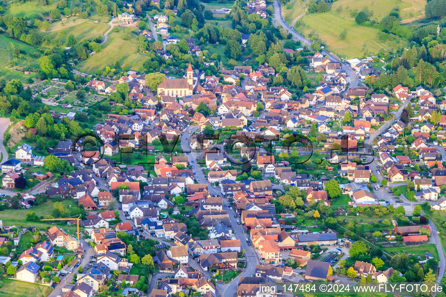 Vue aérienne de Vue du village d'Ettenbachtal avec l'église Sainte-Croix depuis l'ouest à le quartier Münchweier in Ettenheim dans le département Bade-Wurtemberg, Allemagne