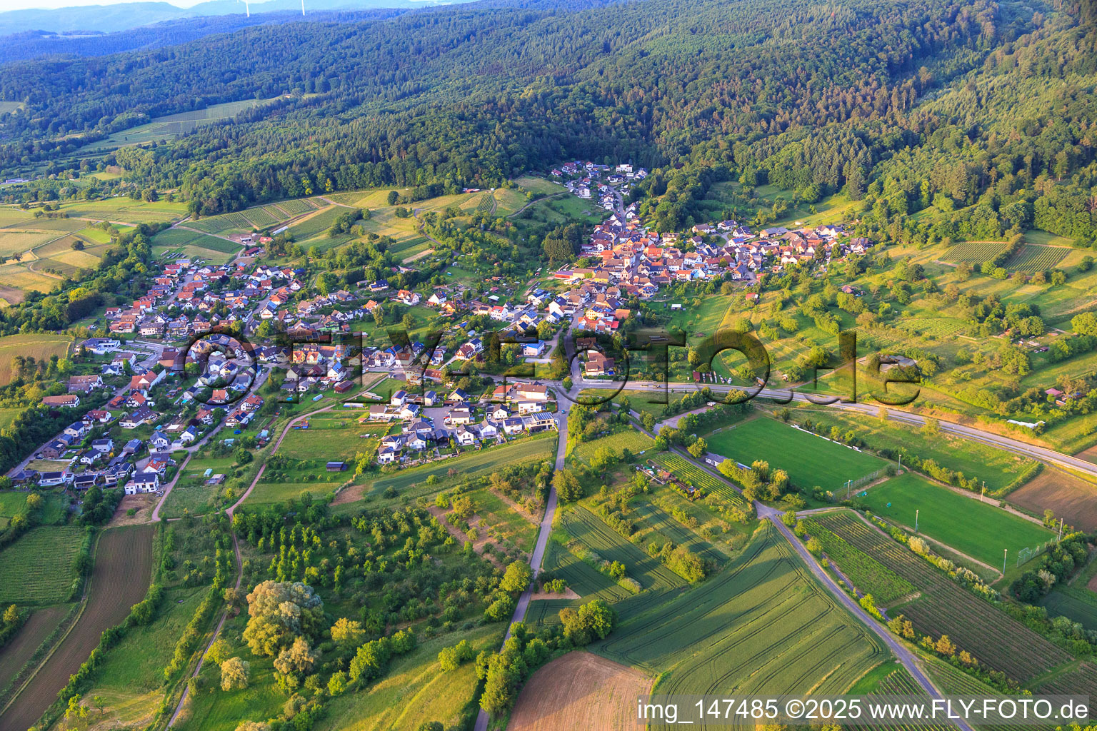 Vue aérienne de Vue du village depuis le sud-ouest à le quartier Wallburg in Ettenheim dans le département Bade-Wurtemberg, Allemagne