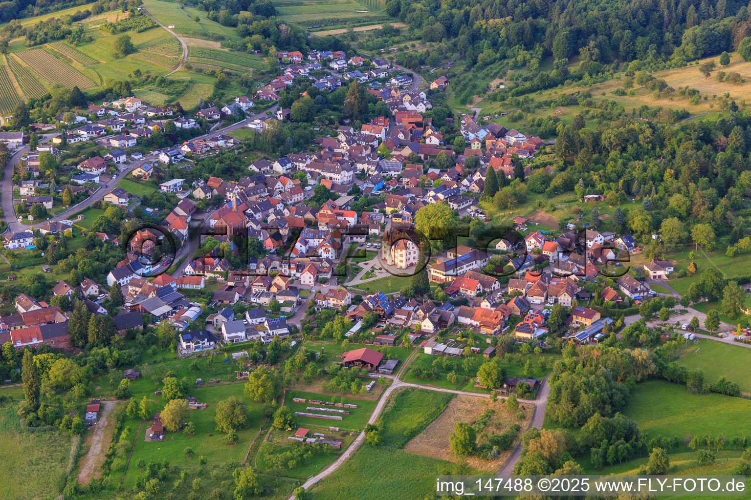 Vue aérienne de Vue du village depuis le sud-ouest avec le château de Schmieheim à le quartier Schmieheim in Kippenheim dans le département Bade-Wurtemberg, Allemagne