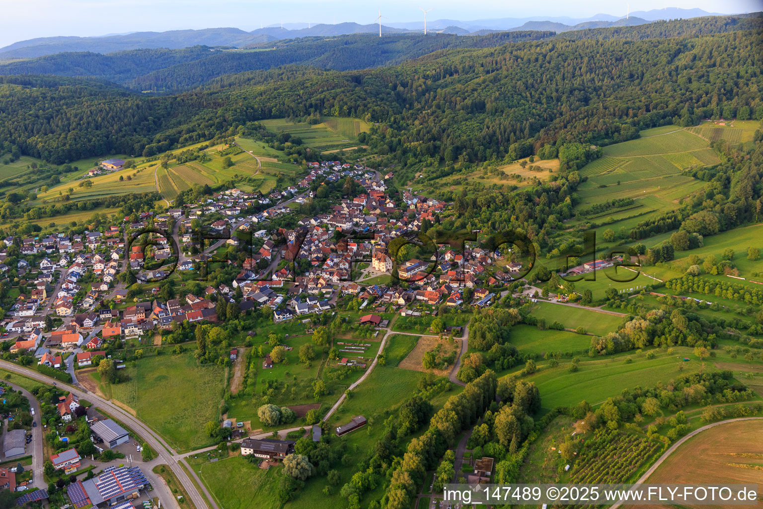 Vue aérienne de Vue du village depuis le sud-ouest avec le château de Schmieheim à le quartier Schmieheim in Kippenheim dans le département Bade-Wurtemberg, Allemagne
