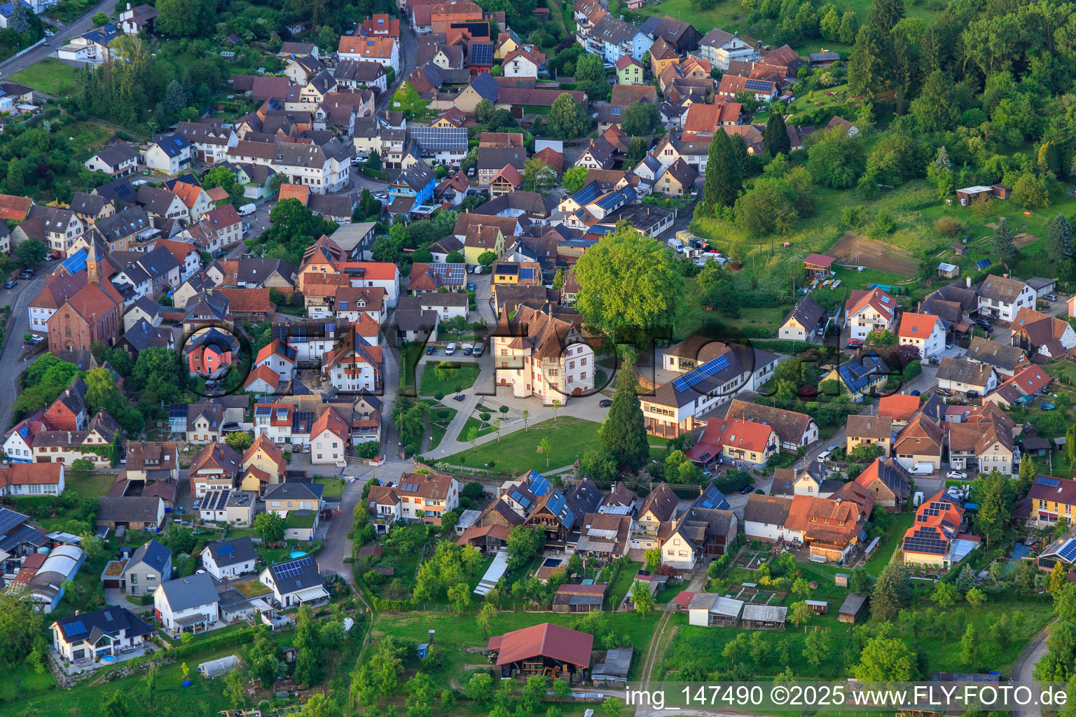 Photographie aérienne de Vue du village depuis le sud-ouest avec le château de Schmieheim à le quartier Schmieheim in Kippenheim dans le département Bade-Wurtemberg, Allemagne