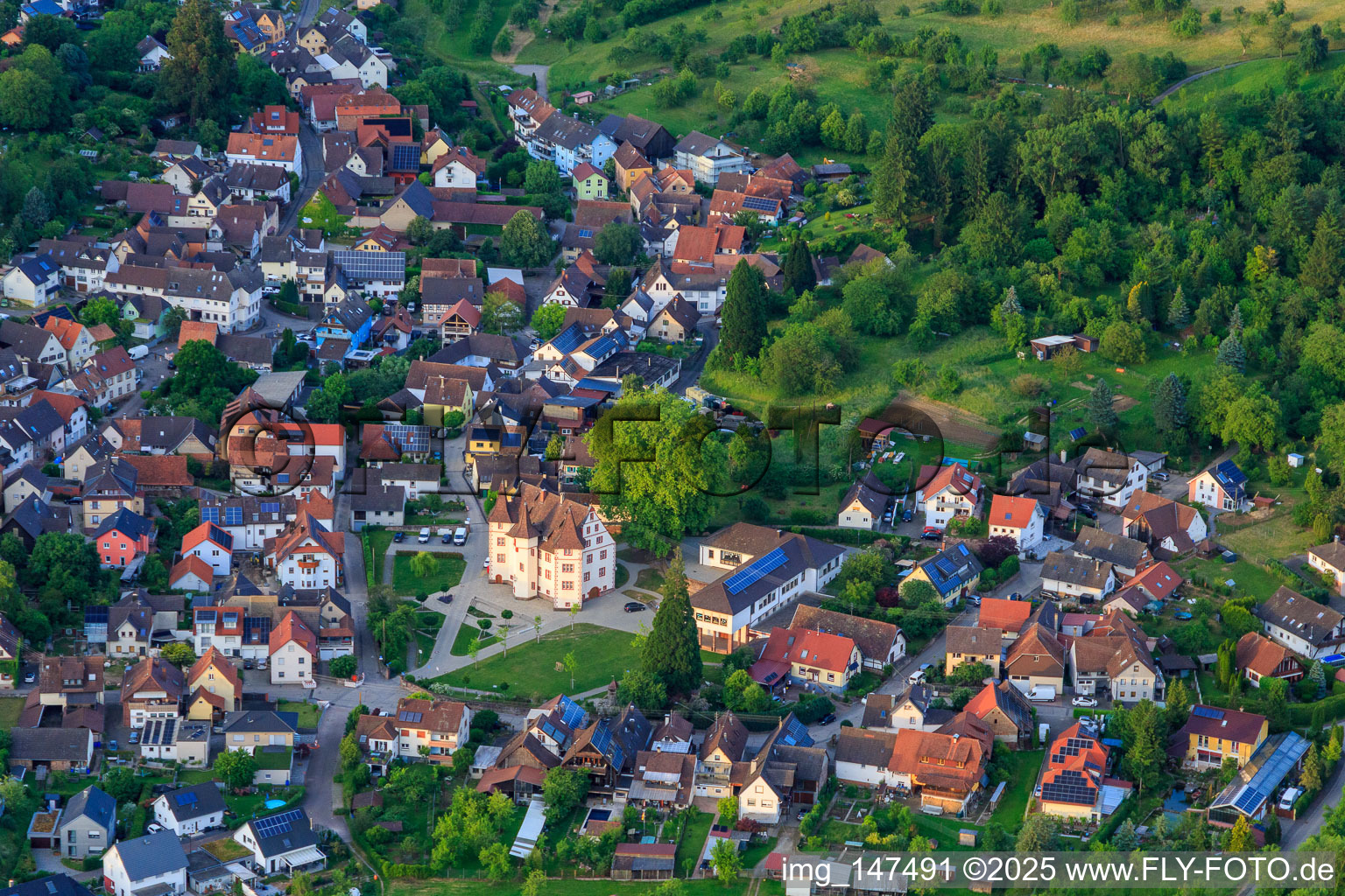 Vue oblique de Vue du village depuis le sud-ouest avec le château de Schmieheim à le quartier Schmieheim in Kippenheim dans le département Bade-Wurtemberg, Allemagne
