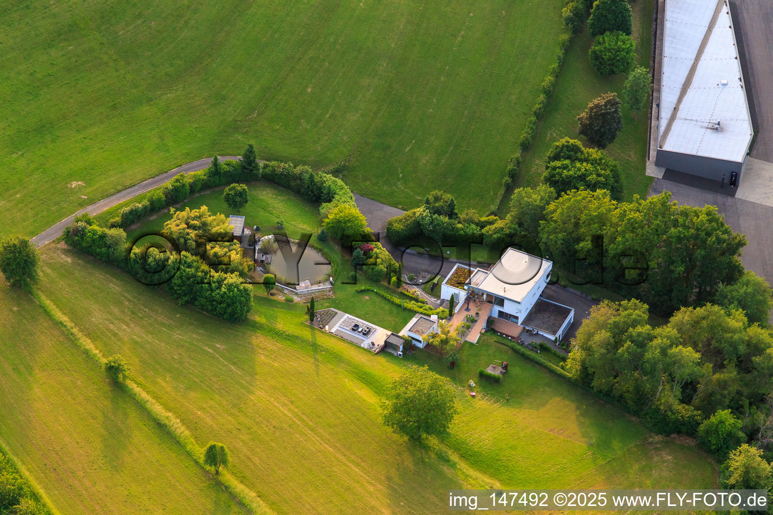 Vue aérienne de Villa avec étang sur la Kippenheimer Straße à le quartier Schmieheim in Kippenheim dans le département Bade-Wurtemberg, Allemagne