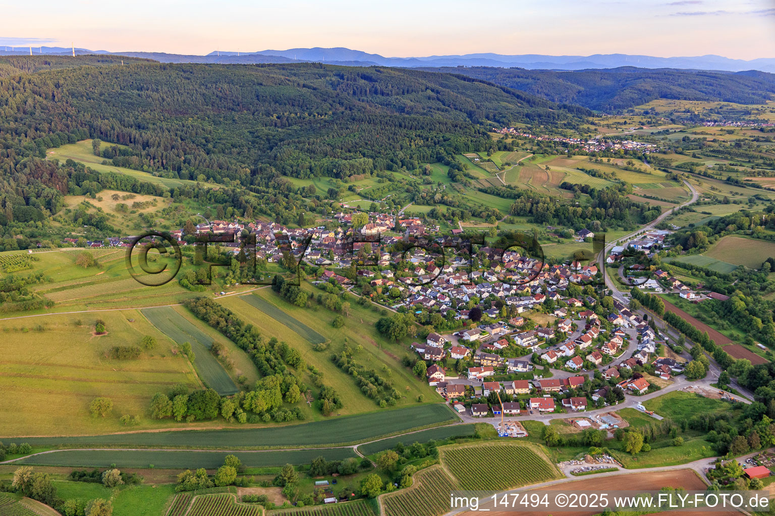 Vue aérienne de Vue du village depuis le nord à le quartier Schmieheim in Kippenheim dans le département Bade-Wurtemberg, Allemagne