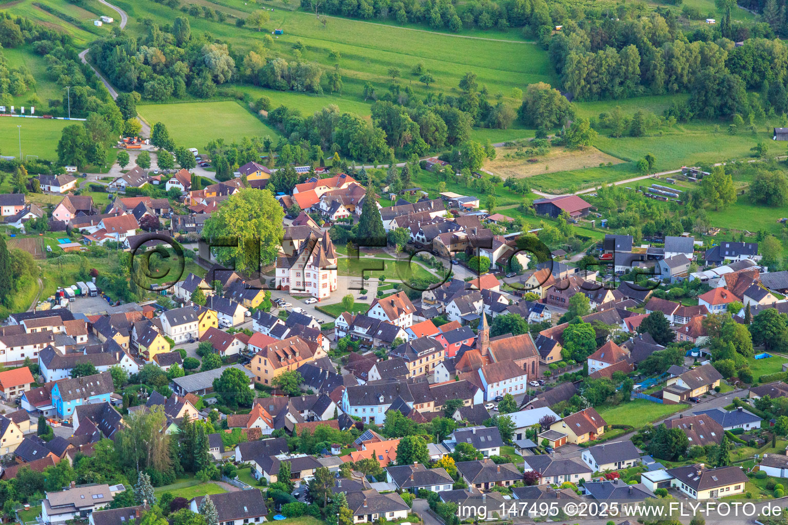 Vue aérienne de Vue du village depuis le nord-ouest avec le château de Schmieheim à le quartier Schmieheim in Kippenheim dans le département Bade-Wurtemberg, Allemagne