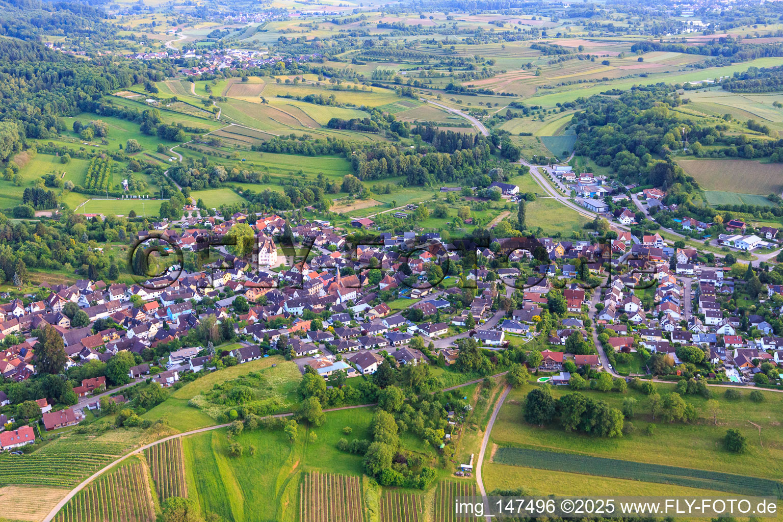Vue aérienne de Vue du village depuis le nord-ouest avec le château de Schmieheim à le quartier Schmieheim in Kippenheim dans le département Bade-Wurtemberg, Allemagne