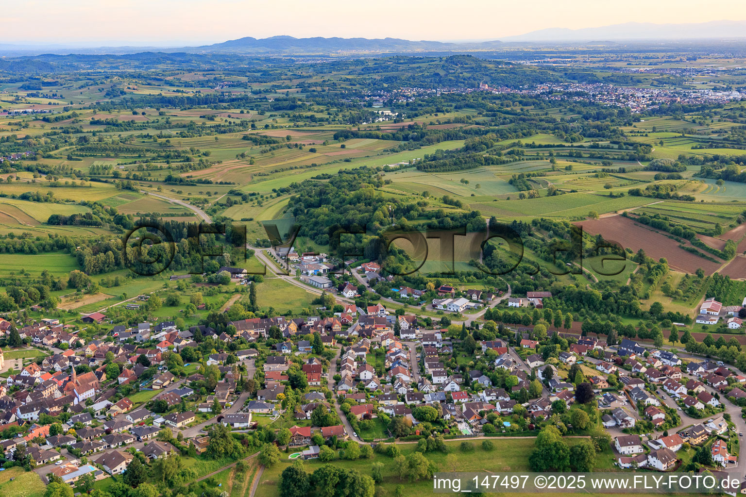 Photographie aérienne de Vue du village depuis le nord-ouest avec le château de Schmieheim à le quartier Schmieheim in Kippenheim dans le département Bade-Wurtemberg, Allemagne