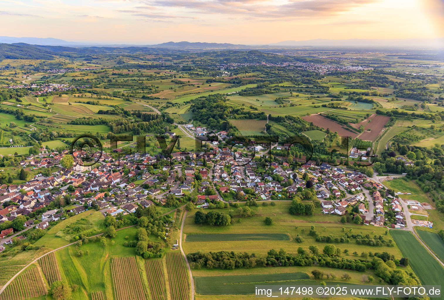 Vue oblique de Vue du village depuis le nord-ouest avec le château de Schmieheim à le quartier Schmieheim in Kippenheim dans le département Bade-Wurtemberg, Allemagne