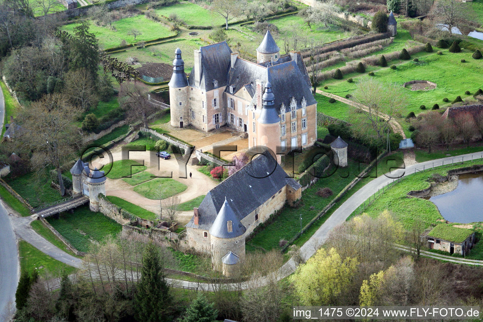 Vue aérienne de Ensemble châteaux du château Le Château de Semur-en-Vallon à Semur-en-Vallon dans le département Sarthe, France