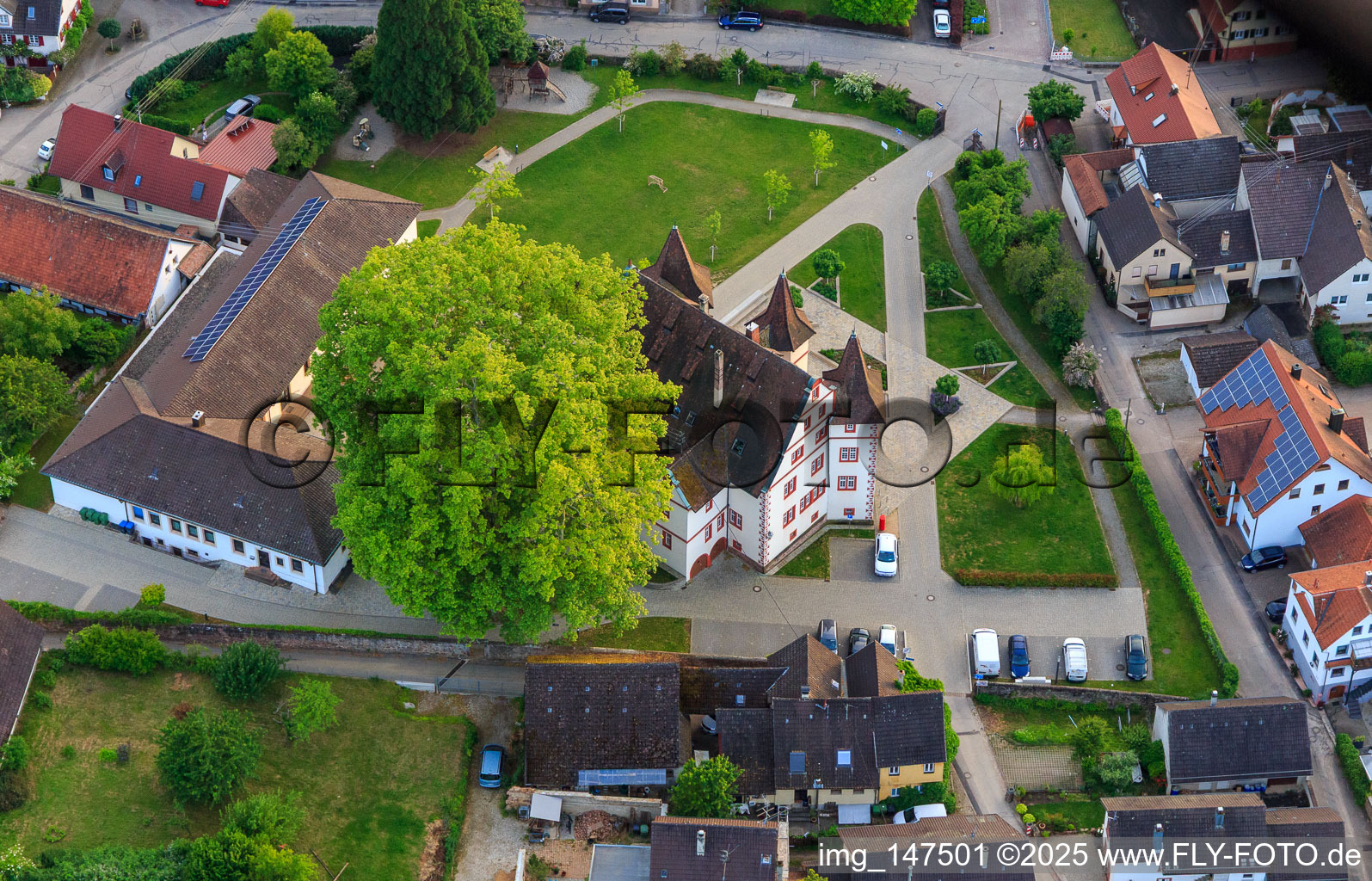 Vue aérienne de Château de Schmieheim à le quartier Schmieheim in Kippenheim dans le département Bade-Wurtemberg, Allemagne