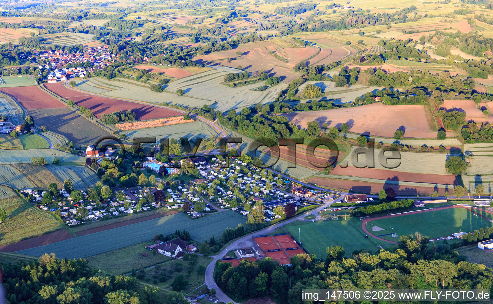 Photographie aérienne de Campingpark Oase à la piscine extérieure et au club de tennis Carl-Hermann-Jäger Ettenheim eV à Ettenheim dans le département Bade-Wurtemberg, Allemagne