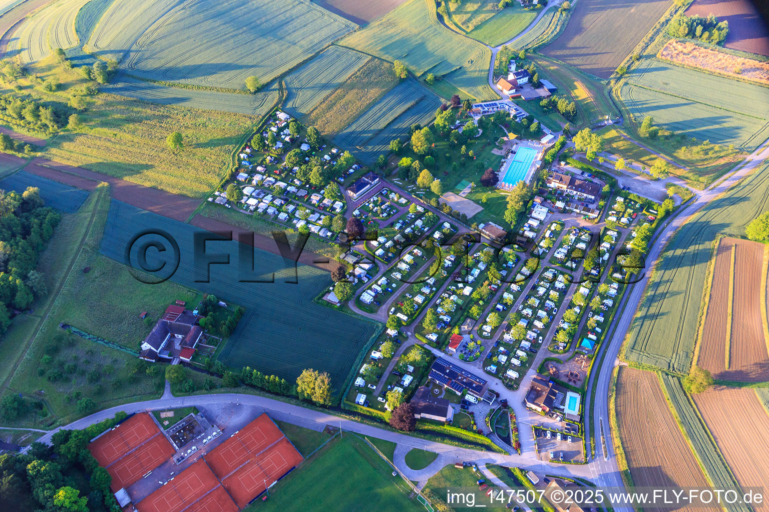 Vue oblique de Campingpark Oase à la piscine extérieure et au club de tennis Carl-Hermann-Jäger Ettenheim eV à Ettenheim dans le département Bade-Wurtemberg, Allemagne