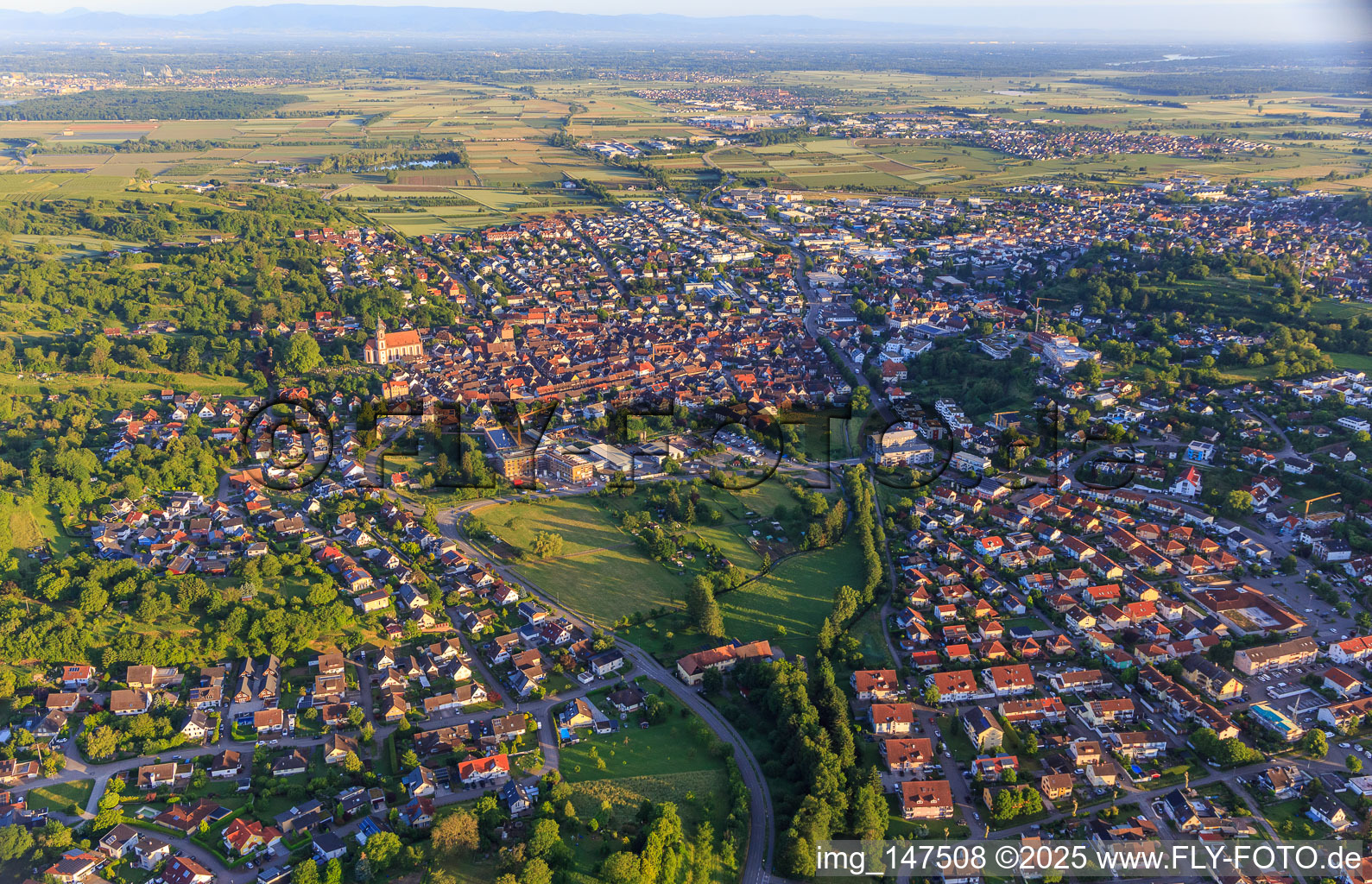Vue aérienne de Vue de la ville depuis l'est à Ettenheim dans le département Bade-Wurtemberg, Allemagne