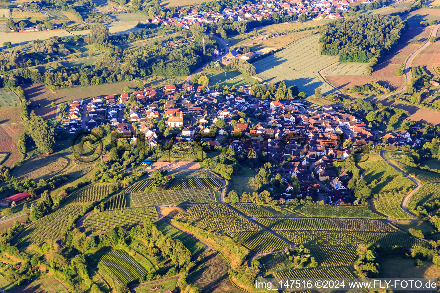 Vue aérienne de Vue du village viticole depuis le nord à le quartier Tutschfelden in Herbolzheim dans le département Bade-Wurtemberg, Allemagne