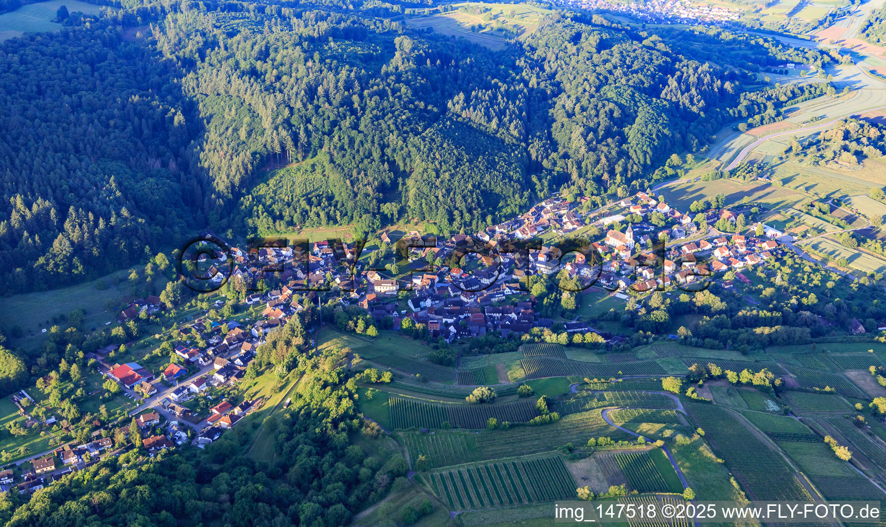 Vue aérienne de Vue du village viticole du Bleichtal depuis le nord à le quartier Bleichheim in Herbolzheim dans le département Bade-Wurtemberg, Allemagne