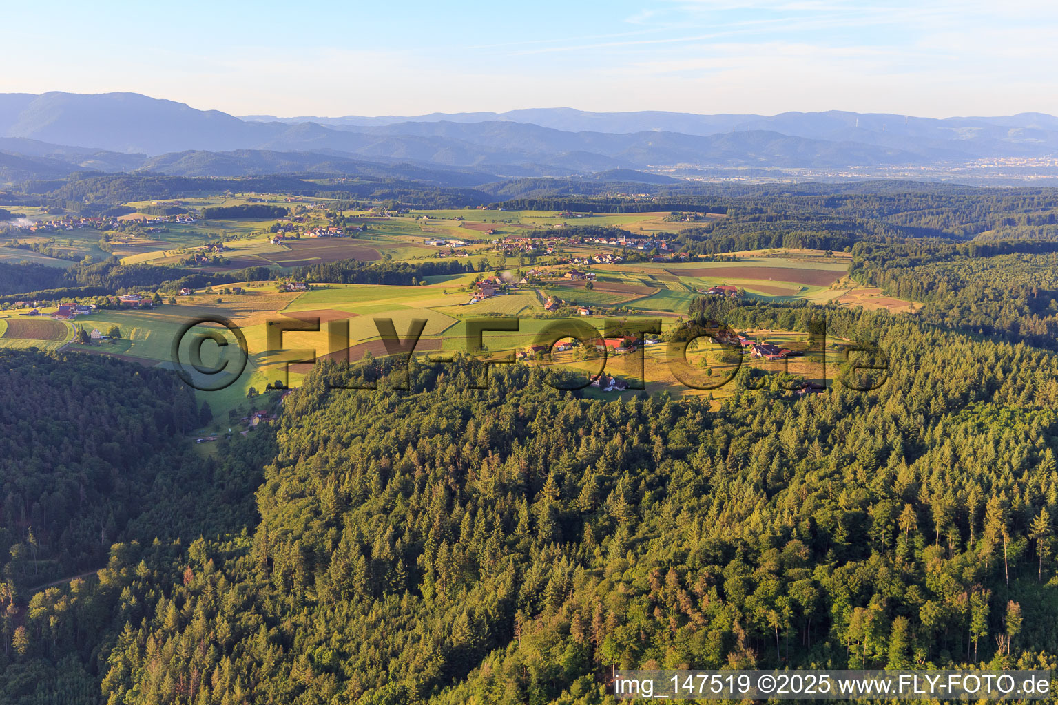 Vue aérienne de Hameau sur le plateau de la Forêt-Noire à le quartier Ottoschwanden in Freiamt dans le département Bade-Wurtemberg, Allemagne