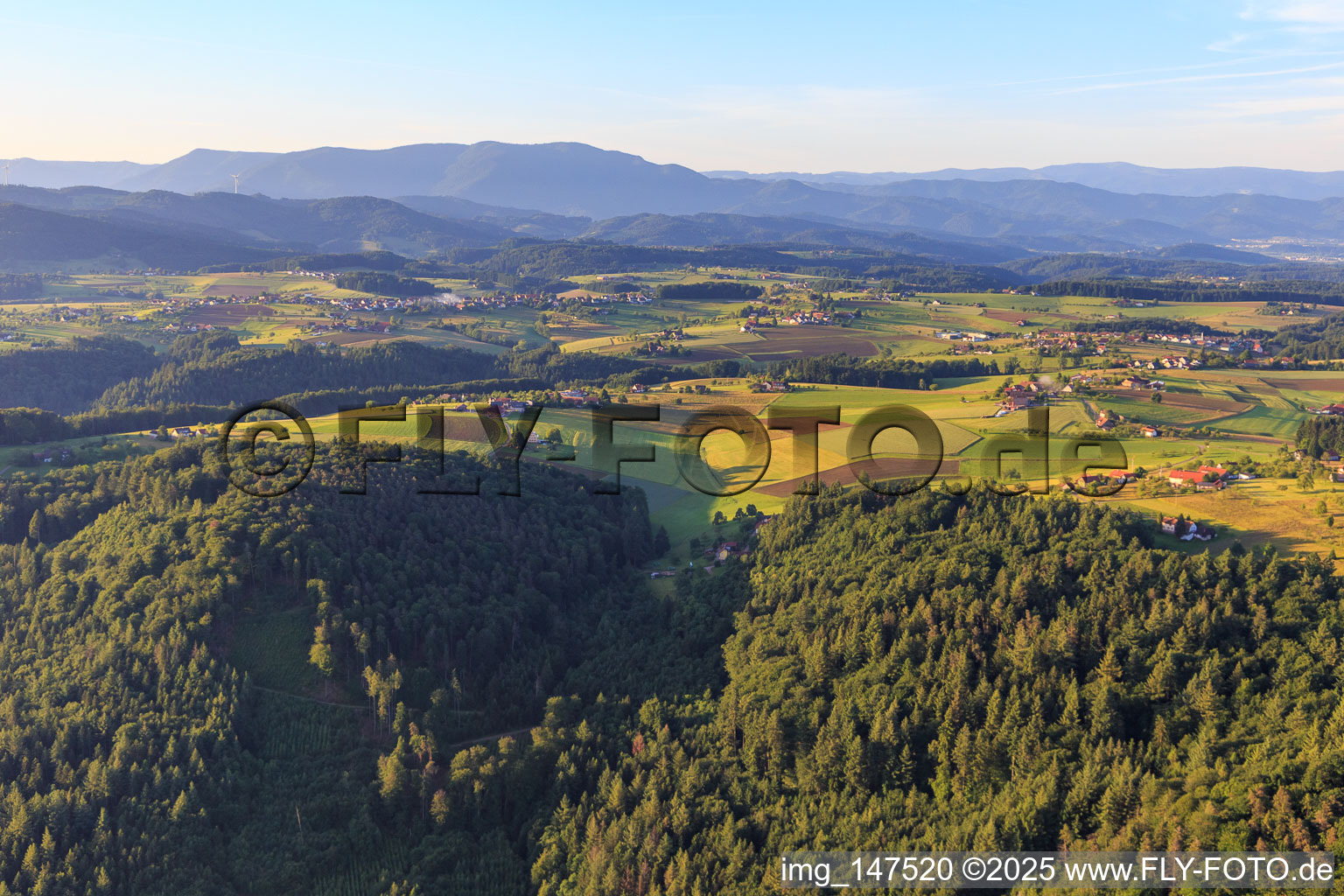 Vue aérienne de Hameau sur le plateau de la Forêt-Noire à le quartier Ottoschwanden in Freiamt dans le département Bade-Wurtemberg, Allemagne