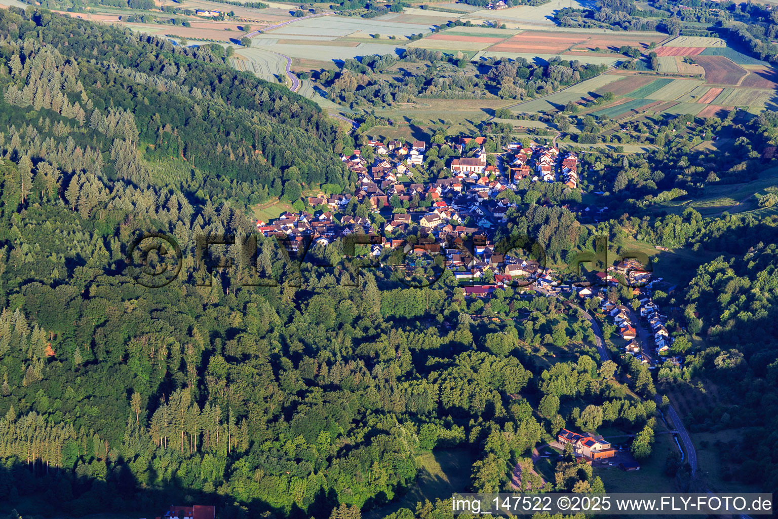 Vue aérienne de Vue du village depuis l'est à le quartier Bleichheim in Herbolzheim dans le département Bade-Wurtemberg, Allemagne