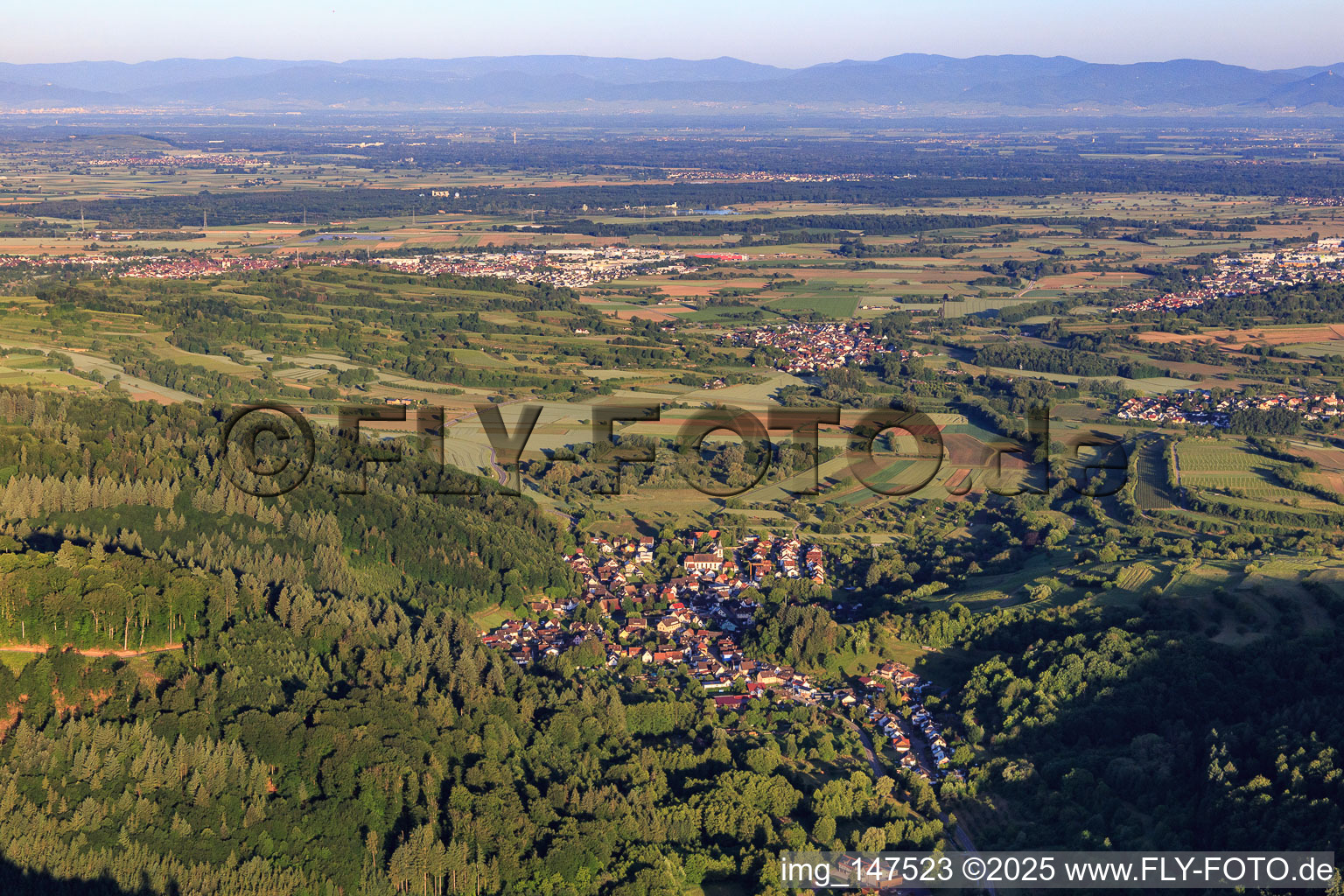 Vue aérienne de Vue du village depuis l'est à le quartier Bleichheim in Herbolzheim dans le département Bade-Wurtemberg, Allemagne