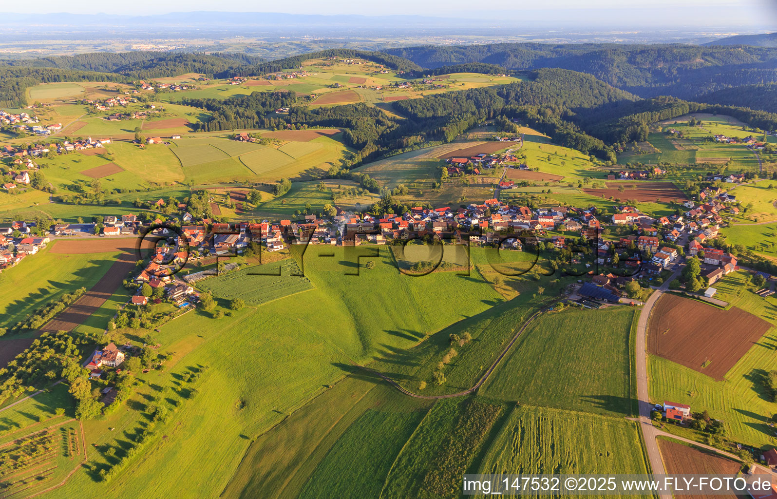 Vue aérienne de Vue du village depuis le sud-est à le quartier Ottoschwanden in Freiamt dans le département Bade-Wurtemberg, Allemagne
