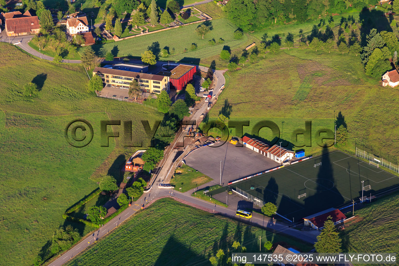 Vue aérienne de Terrain de sport de Sg Freiamt et MOTORSPORT RACING TEAM FREIAMT eV et centre scolaire Freiamt à le quartier Ottoschwanden in Freiamt dans le département Bade-Wurtemberg, Allemagne