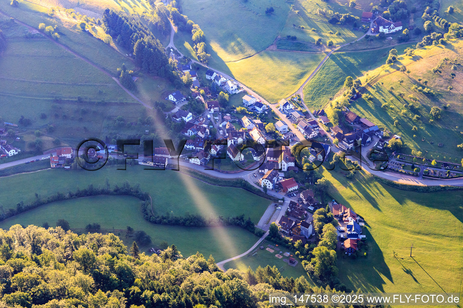Vue aérienne de Vue du village du Reichenbachtal depuis l'ouest à le quartier Reichenbach in Freiamt dans le département Bade-Wurtemberg, Allemagne