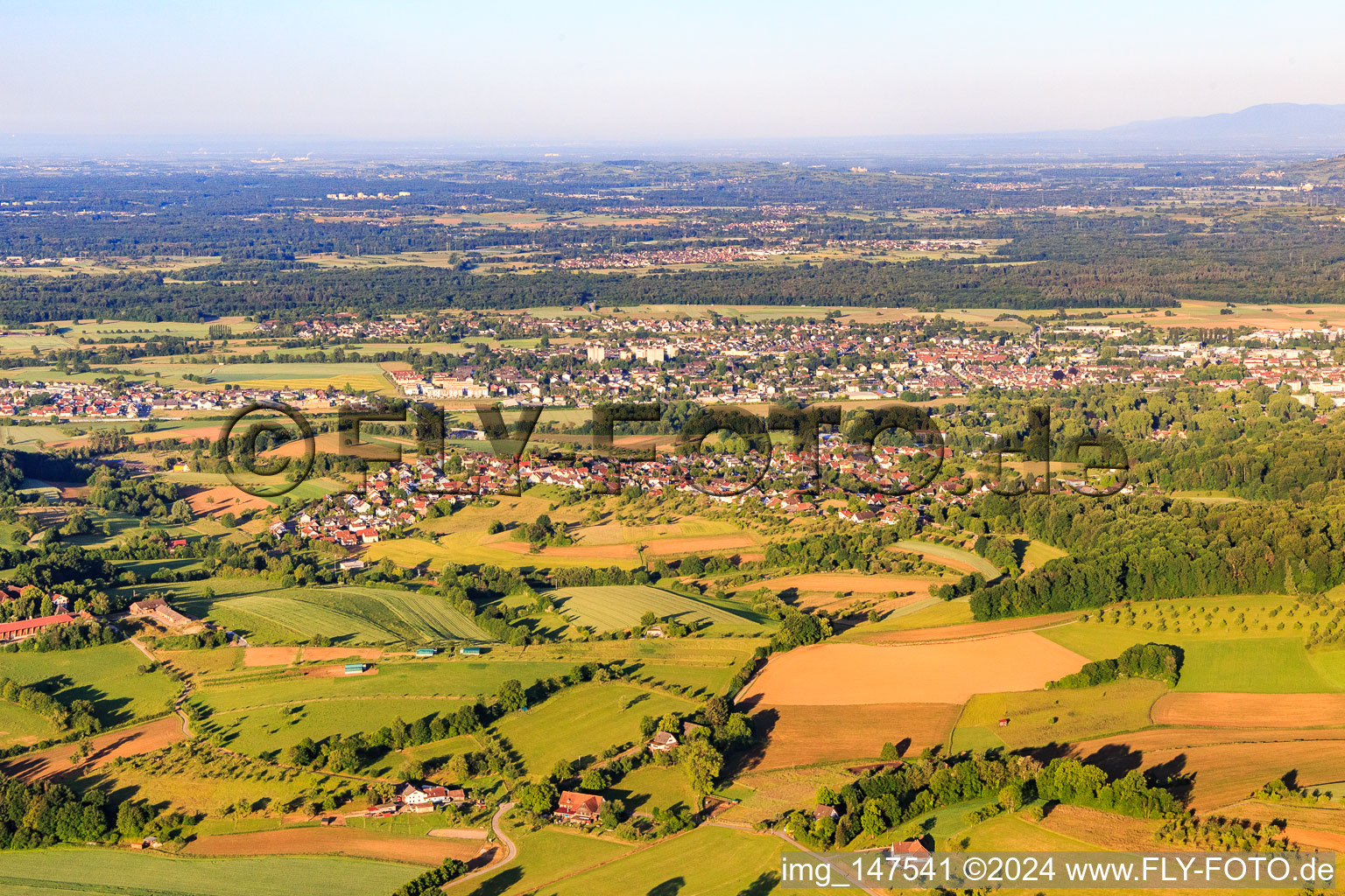 Vue aérienne de Vue de la ville depuis le nord-est à le quartier Windenreute in Emmendingen dans le département Bade-Wurtemberg, Allemagne