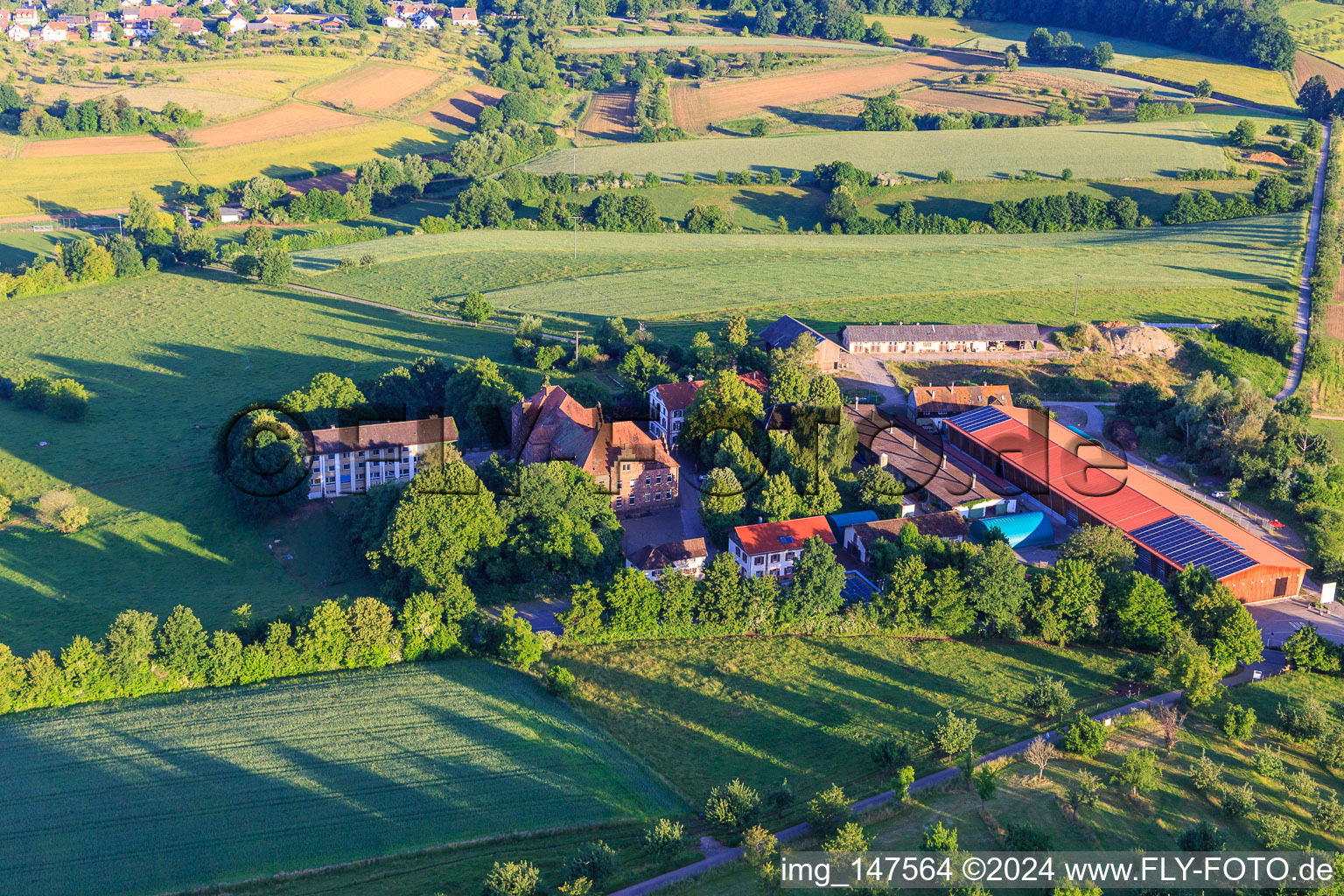 Vue aérienne de Hofgut Domäne Hochburg et salle d'information dans la tour fortifiée à le quartier Windenreute in Emmendingen dans le département Bade-Wurtemberg, Allemagne