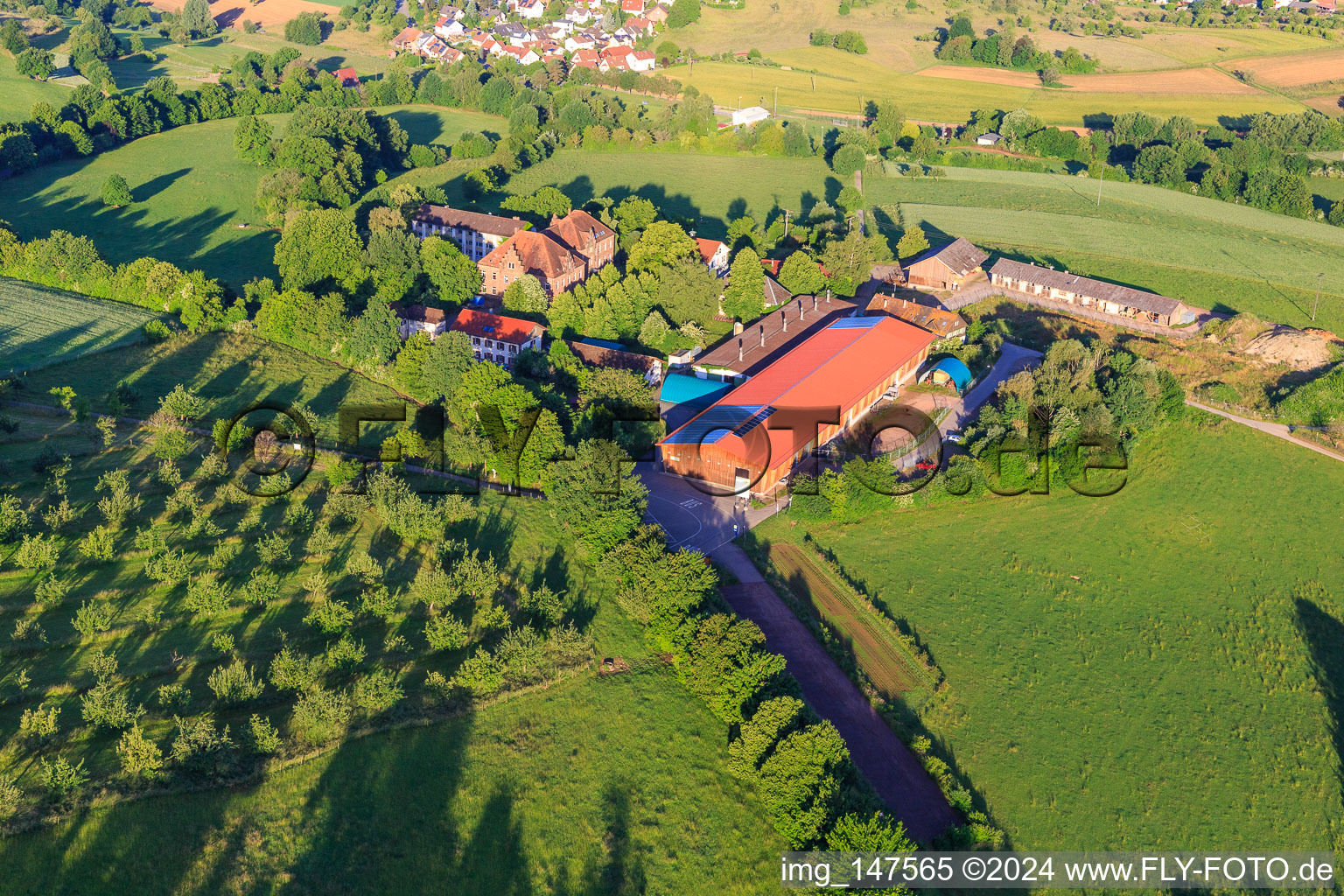 Vue aérienne de Hofgut Domäne Hochburg et salle d'information dans la tour fortifiée à le quartier Windenreute in Emmendingen dans le département Bade-Wurtemberg, Allemagne